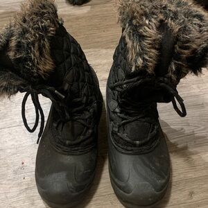 Black Quilted Ankle Boots with Faux Fur Trim